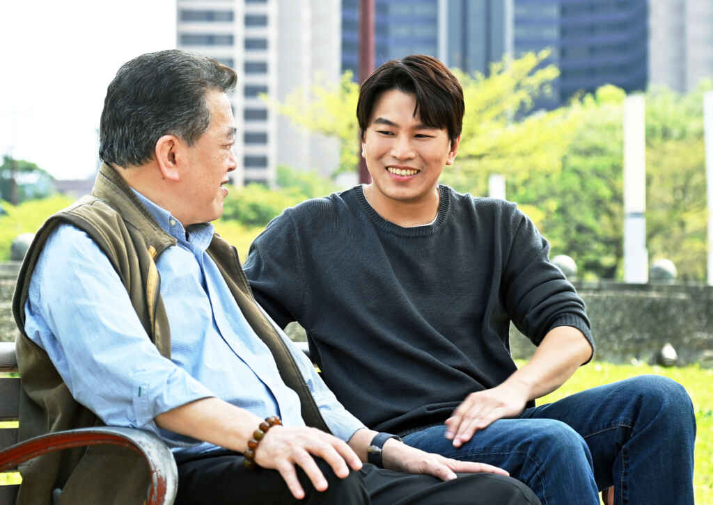 林在培(左)和蕭景鴻飾演父子，對於年輕演員樂於分享自己的經驗。（台視提供）