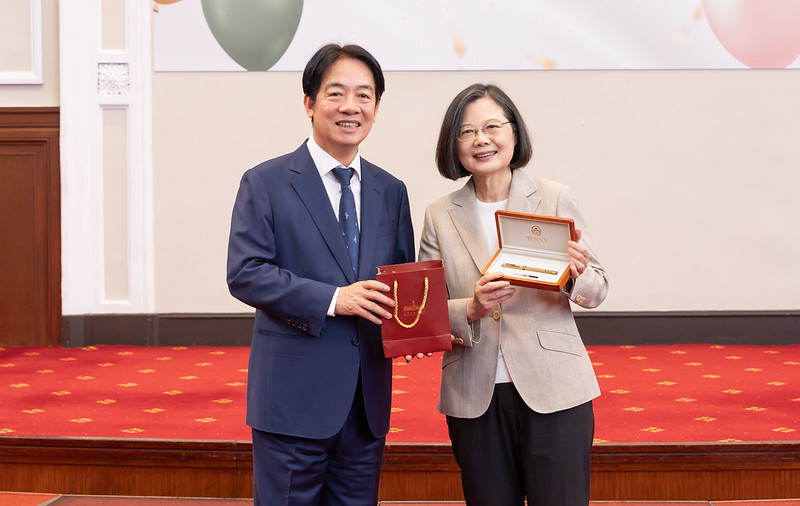 ▲賴清德副總統也呈贈總統臺灣香樟木鋼筆及照片集錦,並致贈林秘書長即可拍復古紙相機及照片集錦。(總統府提供)
