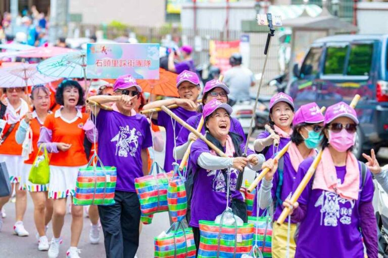 ▲2024桃園客家義民祭由7個輪值里與市民親子團共同挑擔奉飯創意踩街。（桃園市政府提供）