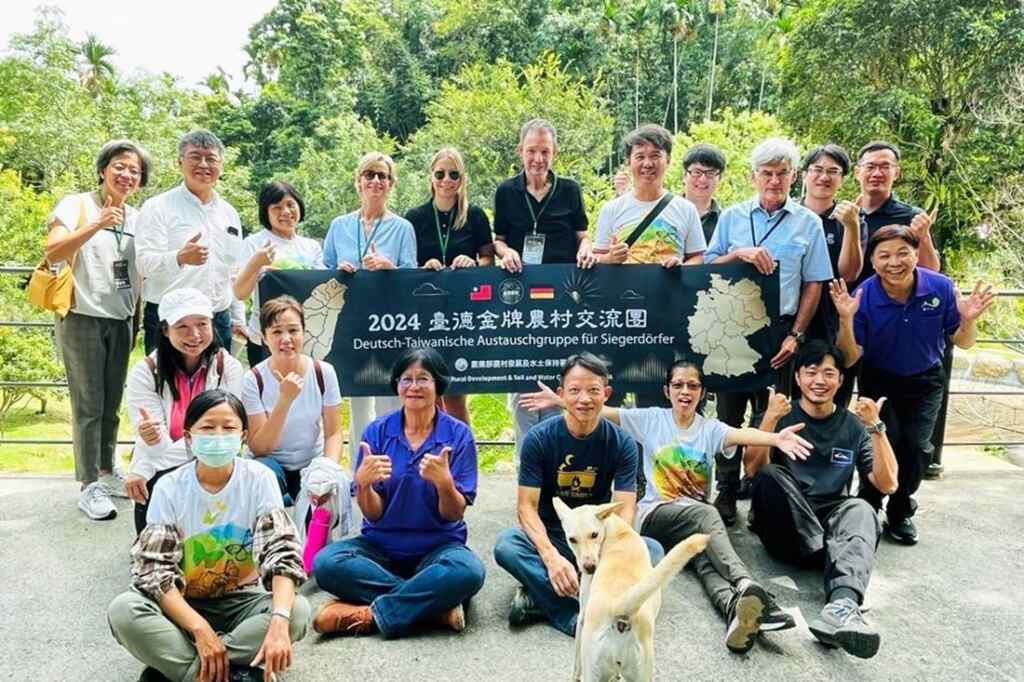 ▲一新社區獲「第三屆金牌農村競賽」銅牌，德國參訪團讚賞桃米社區生態發展。（記者張玉泰翻攝）