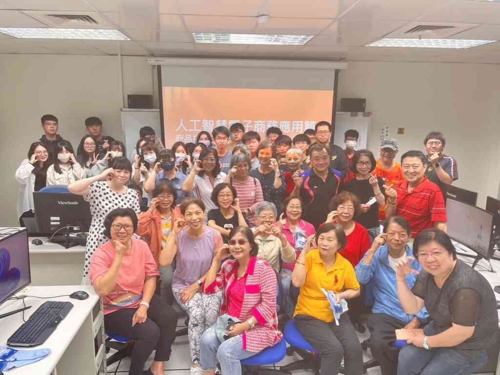 ▲大葉大學樂齡大學安排資管系師生與學員互動。(大葉大學提供)