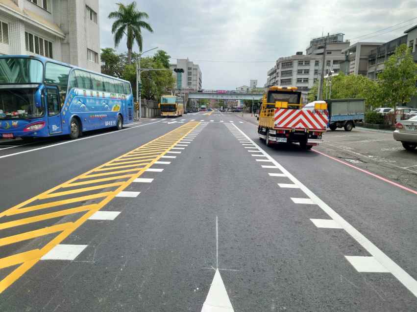 ▲引用日本道路上「楔型標線」，劃設垂直的標線，讓駕駛人視覺感受車道縮減。（嘉義市政府提供）