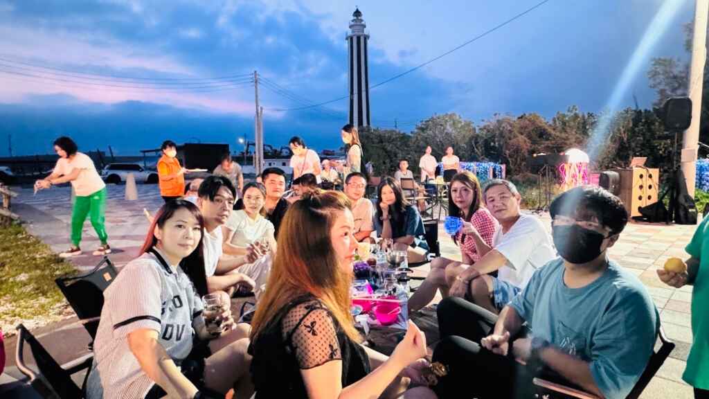 ▲王功漁港將被點亮成為一片燈火璀燦的愛之海洋,還可以品嚐到以芳苑農漁牧特色食材製作的美食與飲品。(芳苑鄉公所提供)