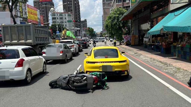 ▲彰化女外送員騎乘重型機車，疑因天熱汗水滴入眼中，未及時注意前方路況，導致意外碰撞一輛價值高達700萬元的保時捷 911 Carrera S跑車，恐面臨龐大維修費。（民眾提供）