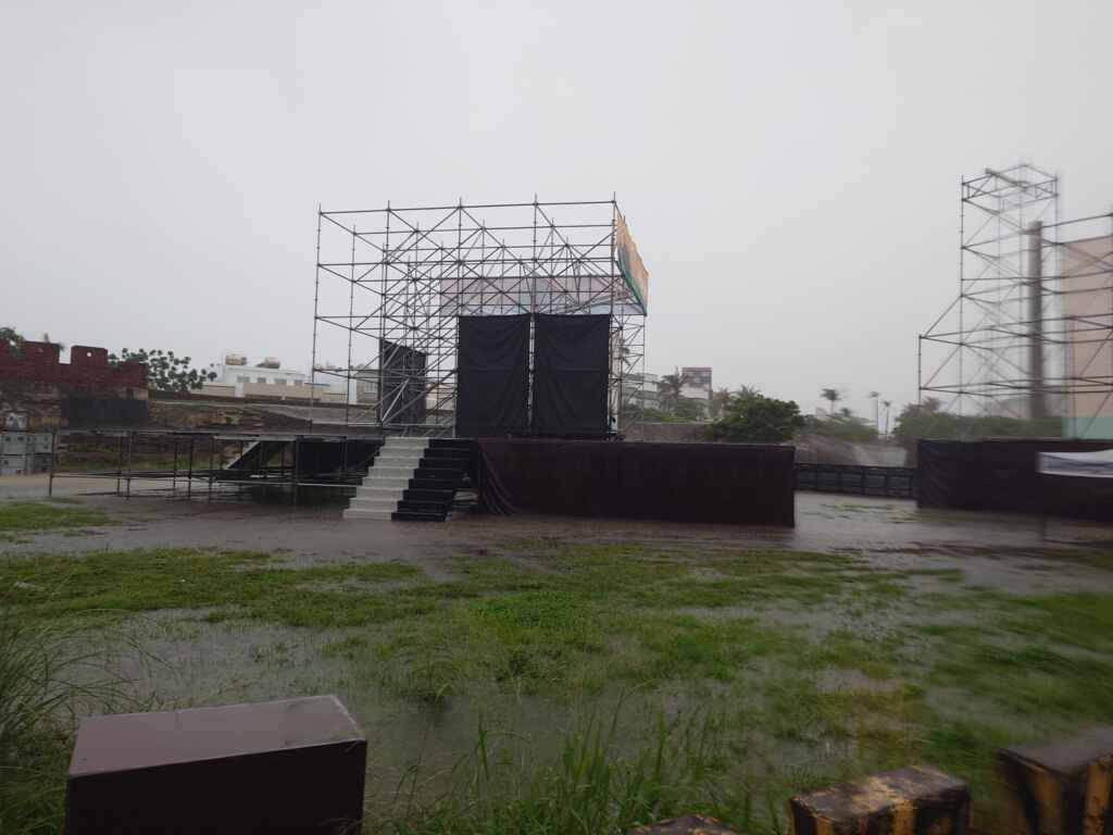 ▲近日豪大雨導致南國生活節活動場地積水泥濘。 (屏東縣政府提供)