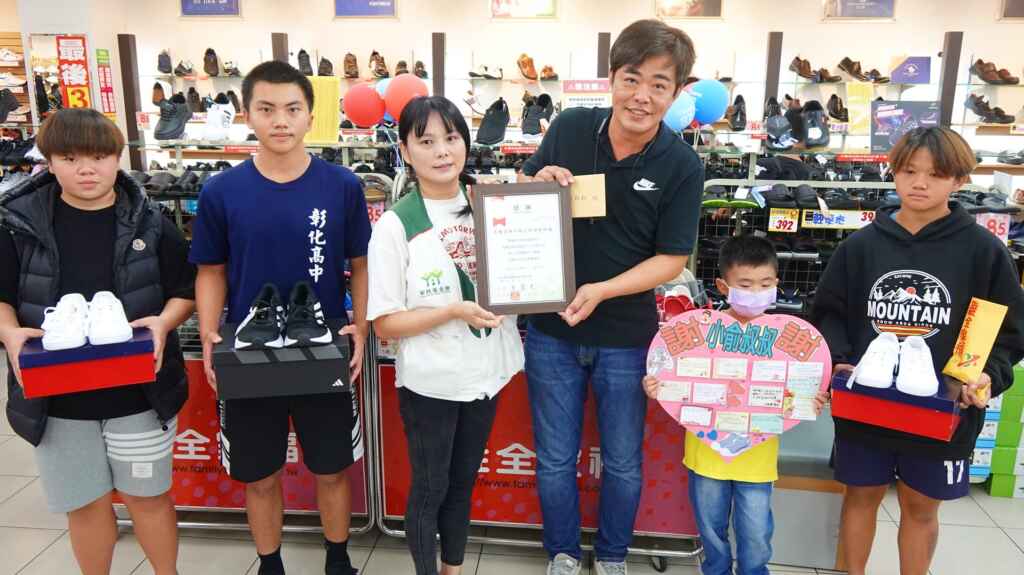 ▲彰化家扶中心公關專員林滿麗今天代表彰化家扶主任王震光頒贈感謝狀,謝謝崧騰空調俞幃騰先生的愛心,讓家扶運動小健將可以挑選一雙好鞋。(記者林明佑攝)
