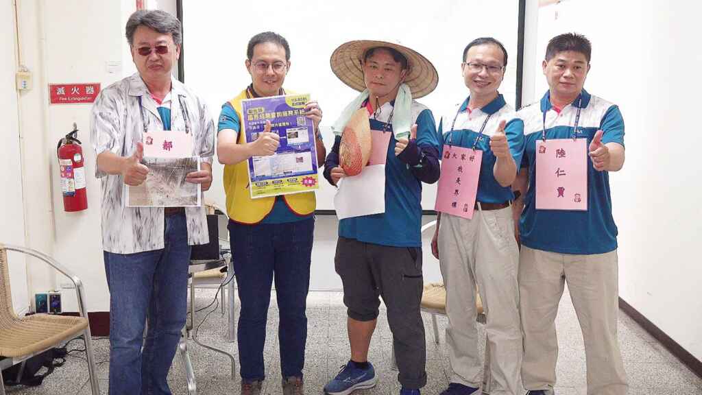 ▲地政同仁透過表演展示系統功能及說明服務申辦流程。(記者林明佑攝)