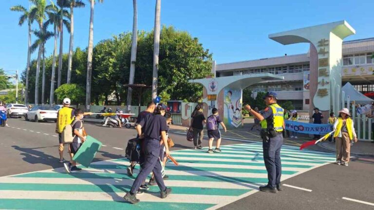 ▲開學日，北斗警察分局為了守護轄區內學童安全，特別規劃「護童勤務」，結合警力、導護老師和導護志工，共同守護校園周邊安全。（記者林明佑翻攝）