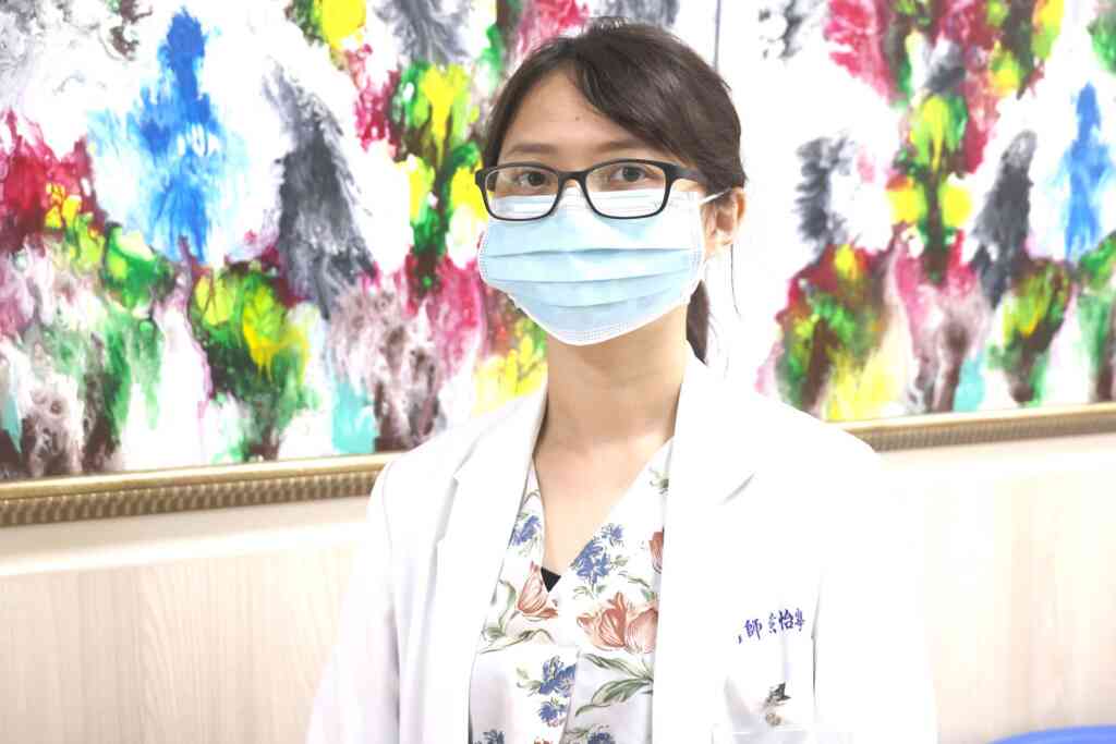 ▲宏仁醫院復健科主任黃怡寧說明林男狀況。(員林宏仁醫院)