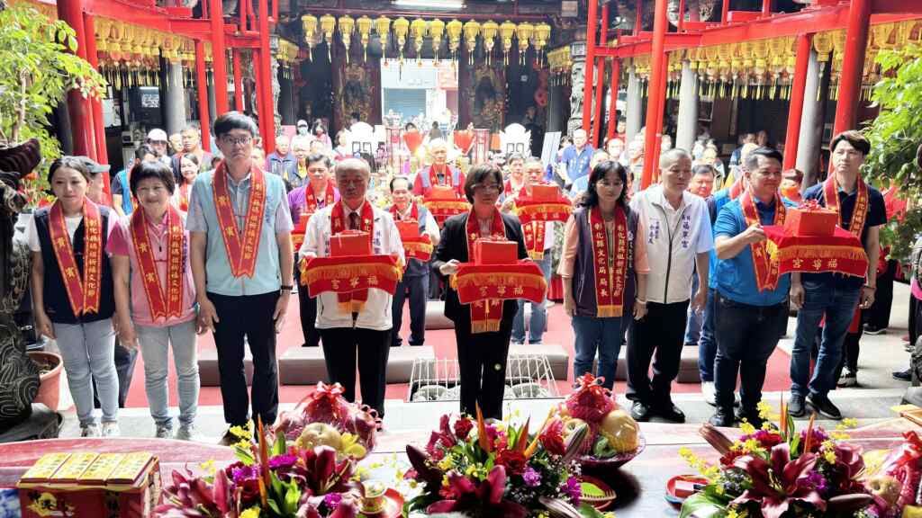 ▲2024彰化縣媽祖祈福文化節，彰化縣長王惠美與地方仕紳共同參與駐蹕典禮，進行會香合爐，表達對媽祖的敬仰及各宮廟間濃濃的友情，讓宮廟情誼永固，香火鼎盛。（記者林明佑攝）