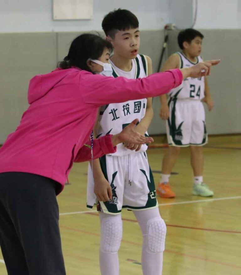 ▲民國100年體育節出生的周秉桐，現在是北投國小黃湘雯教練最倚重的第一組主將，表現頗有大將之風。（記者魏冠中攝）