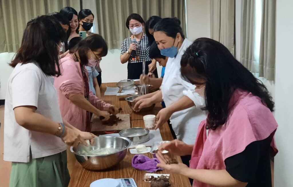 ▲學員體驗乳酪雪球手作課程。(記者廖妙茜翻攝)