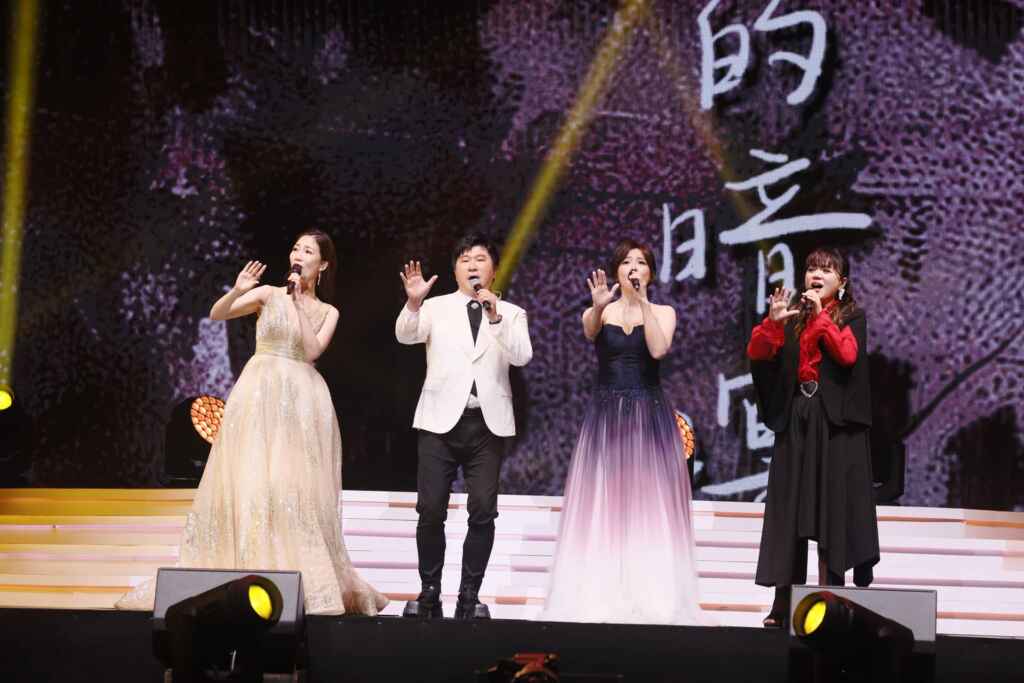 ▲向蕙玲(左起)、胡瓜、曾心梅及秀蘭瑪雅在藍寶石大歌廳演出合唱舊情也綿綿。(高雄流行音樂中心提供)