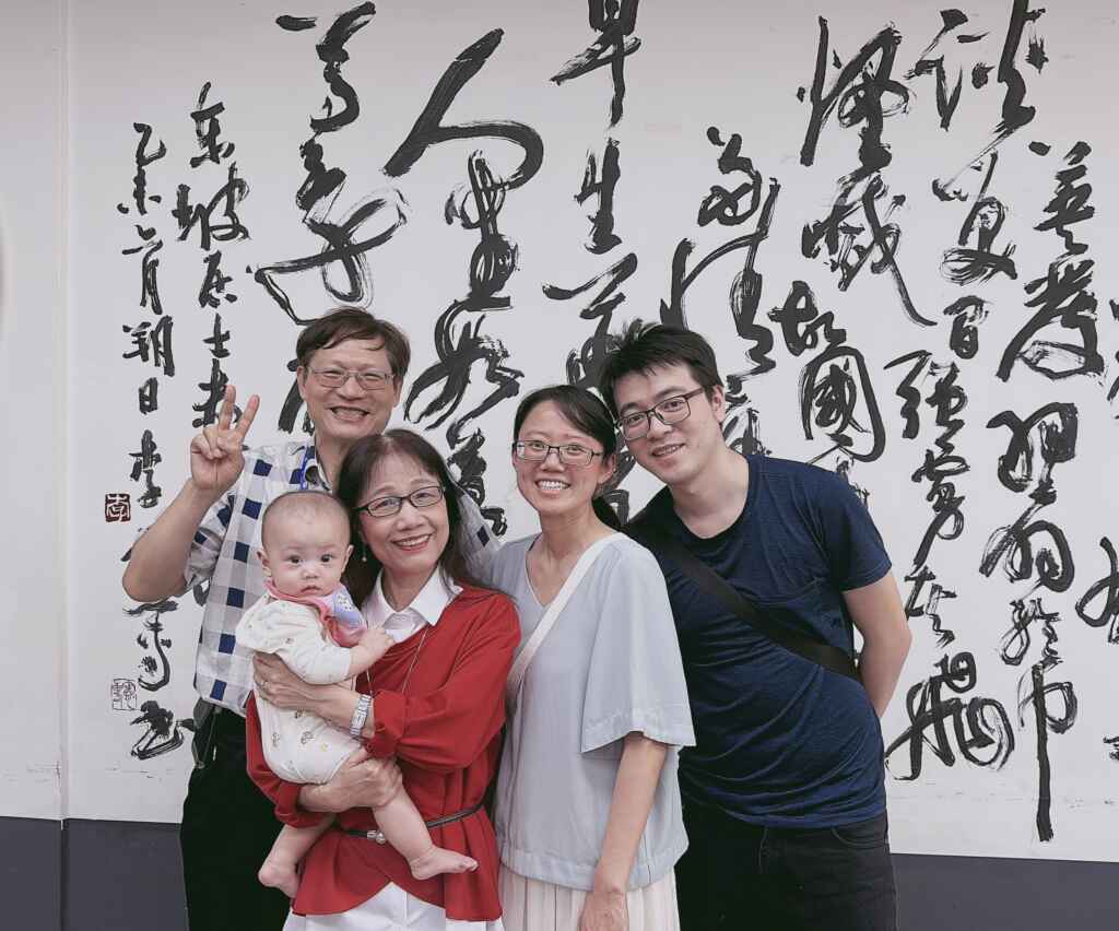 ▲明道大學23週年校慶歷屆校友攜家帶眷揪團回娘家,共同開啟世代錦囊,手牽手,向前走,曲將終,人不散。(明道大學提供)