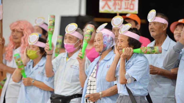 ▲為鼓勵獨居長者走出封閉的生活，華山基金會今天在大葉大學舉辦「彰化區第9屆愛老人運動會」，以「高校制服派對」為主題，讓來自彰化縣各地的200位弱勢長者穿上彰化9所高中職的青春制服，體驗一日高校生的快樂時光。（華山基金會提供）