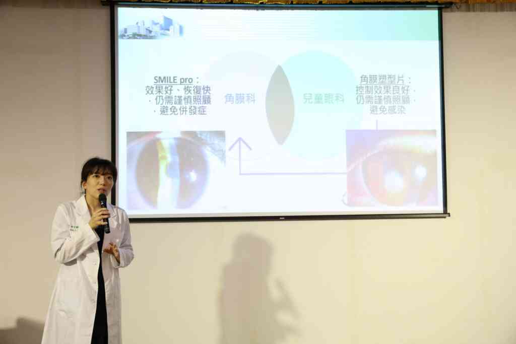 ▲謝宜靜醫師說,角膜塑型片及近視雷射均需與角膜接觸,需定期追蹤是否有併發症,若產生角膜炎甚至角膜潰瘍等嚴重併發症,需盡早轉診至醫學中心做進一步處理,若未及時發現及處理,常造成不可逆的視力傷害。(中醫大附醫眼科醫學中心提供)