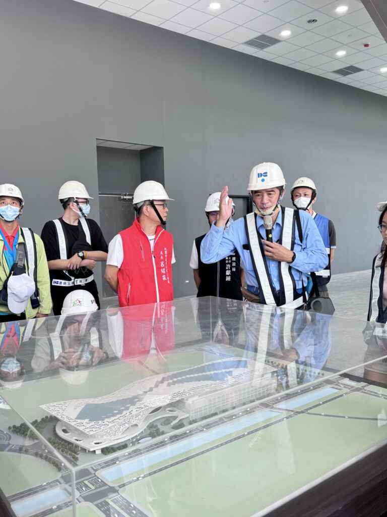 ▲會展中心施工團隊介紹整體建築特點。(台中市政府提供)