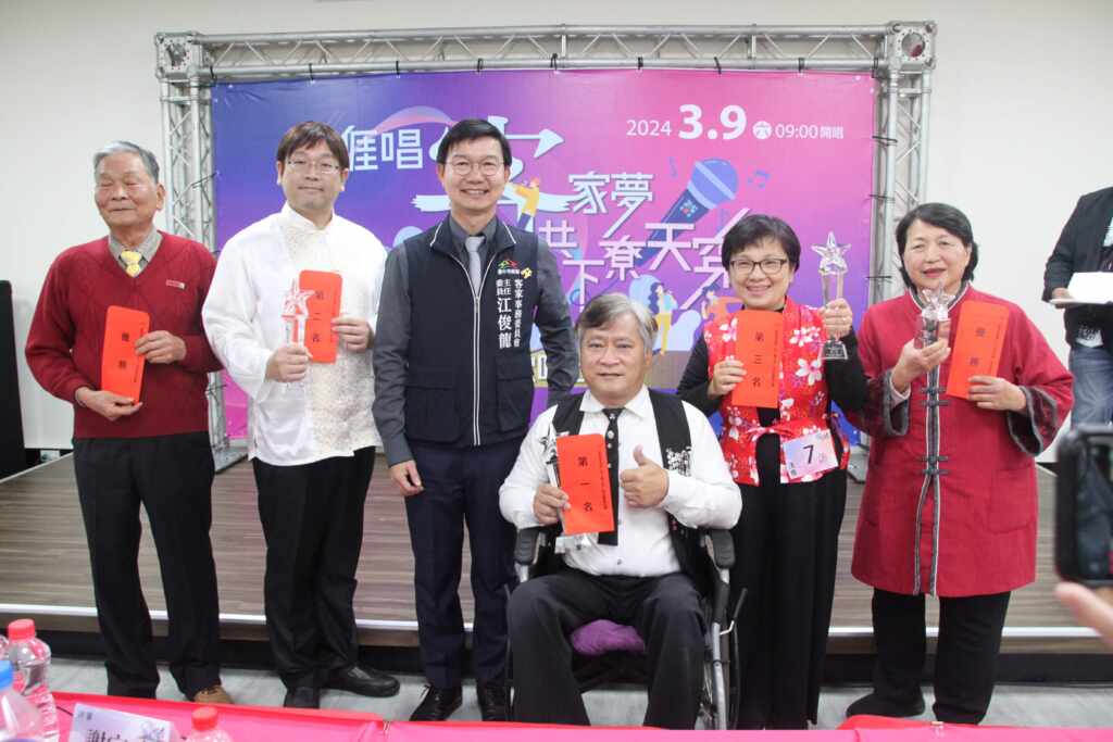 ▲台中市府客委會江主委與前三名及優勝者合影。（台中客委會提供）