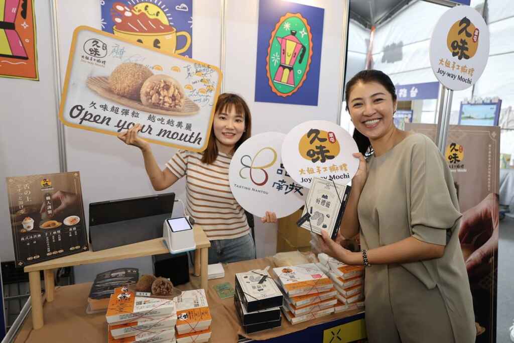 ▲2024南投巧克力咖啡節,正於埔里鎮福興溫泉園區熱烈進行中,南投縣長許淑華關心攤商銷售情形,並為農特產品代言行銷,誠摯邀請全國民眾前來南投品嘗優質農特產。(記者張玉泰翻攝)