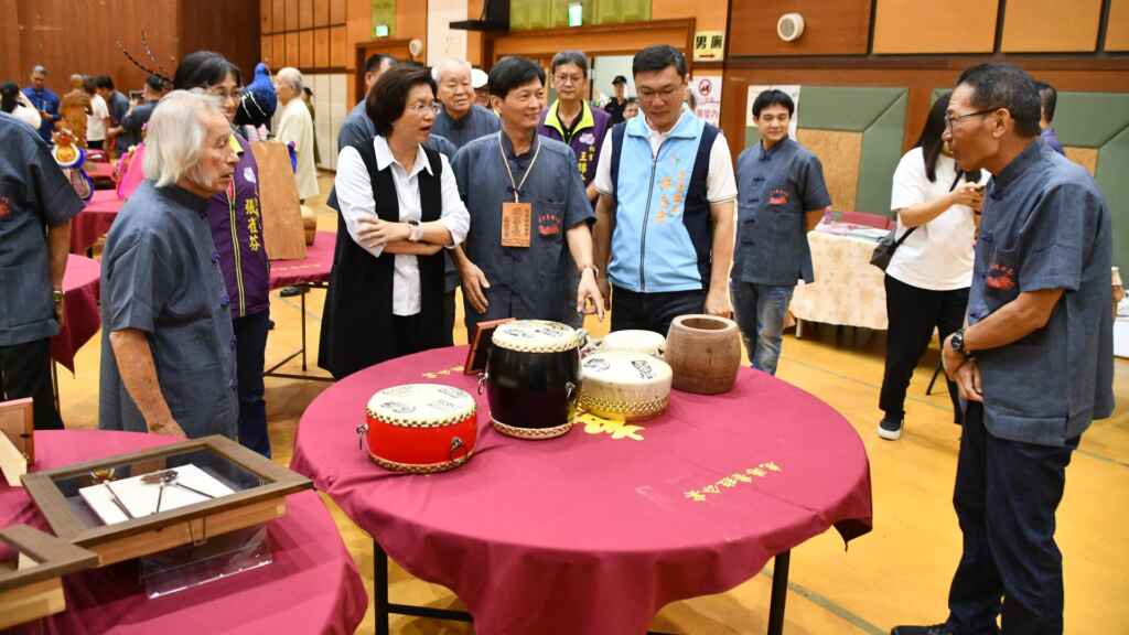 ▲鹿港魯班公宴展出的工藝品共108桌,包括木雕、錫藝、漆藝、繡花、竹藤編等35類,超過500件工藝品。(記者林明佑翻攝)