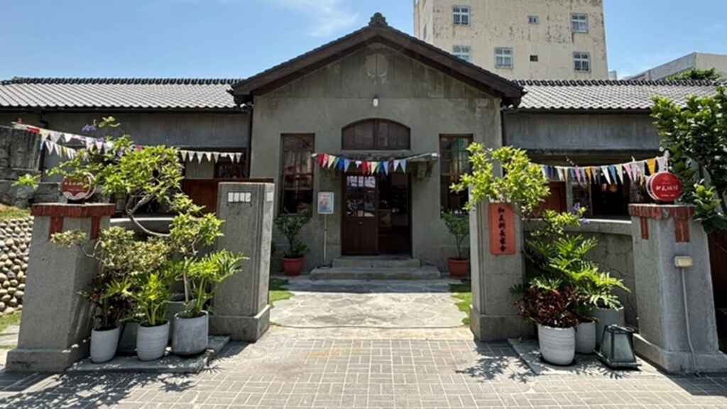 ▲和美街長宿舍懸掛剩布,象徵永續再利用。(彰化縣文化局提供)