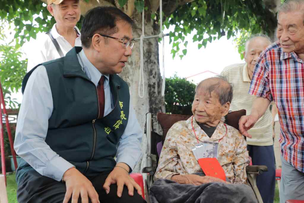 黃烟女士是臺南最高齡的人瑞，是「瘋女十八年」的當事者之一，她的人生圍繞著各式各樣的故事，是部精彩的活歷史。