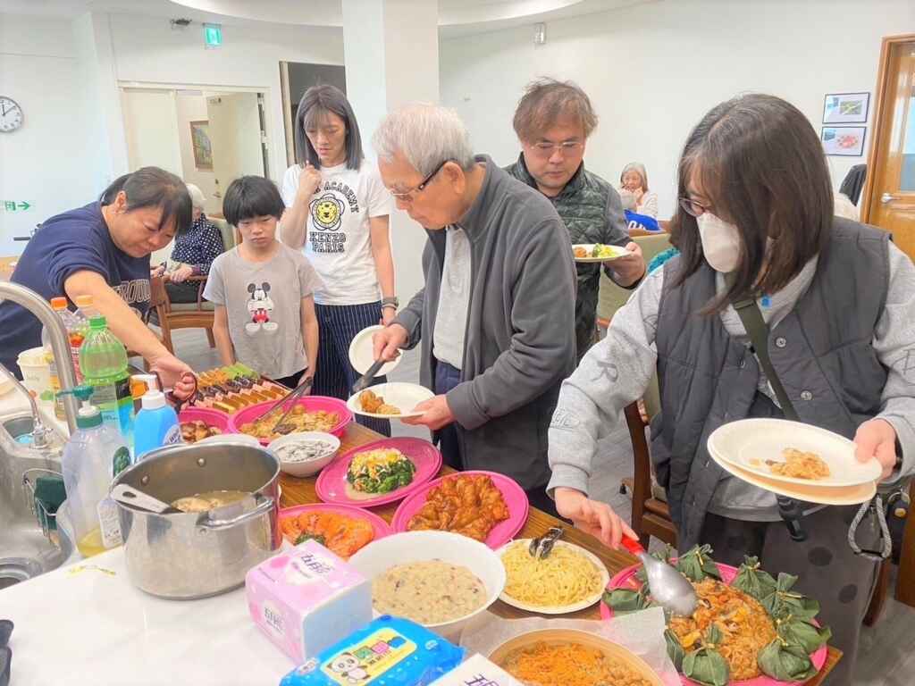 ▲愛麗絲長照瑞光家屋舉辦聚餐,營造家的感覺。(愛麗絲長照瑞光家屋提供)