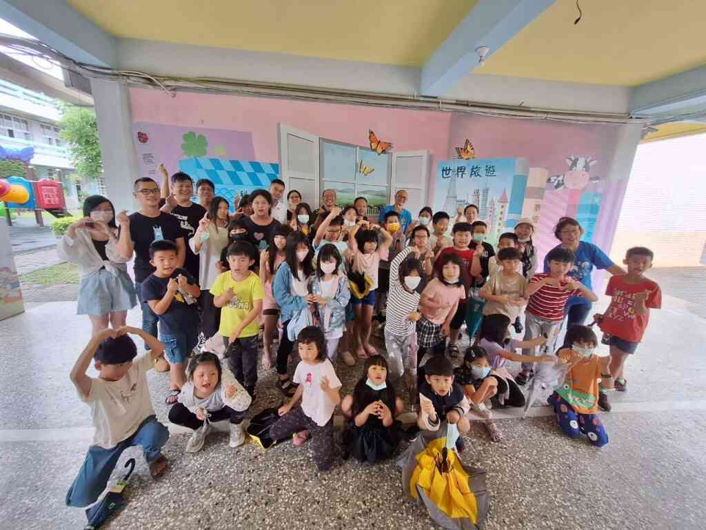 ▲苗栗縣龍昇國民小學在王世文校長領隊下特地前往參訪彰化縣二林鎮立富畜牧場。(記者林明佑翻攝)