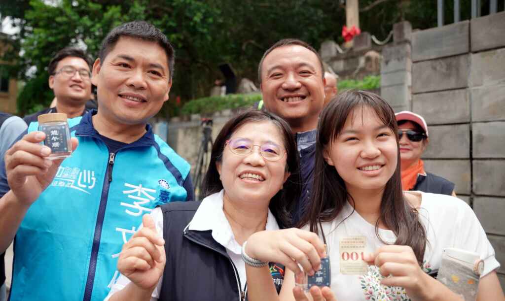 ▲台中鐵砧山劍井取午時水首位取水民眾。(記者張學宜翻攝)