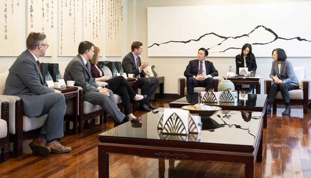 ▲訪團期盼透過與蔡總統及臺灣政府官員的交流,以深化雙方了解,也希望了解蔡總統對臺灣未來的願景,以及對於下一個世代領導者的啟發,相信有助於維持未來臺灣海峽及整個區域的自由與民主。(總統府提供)