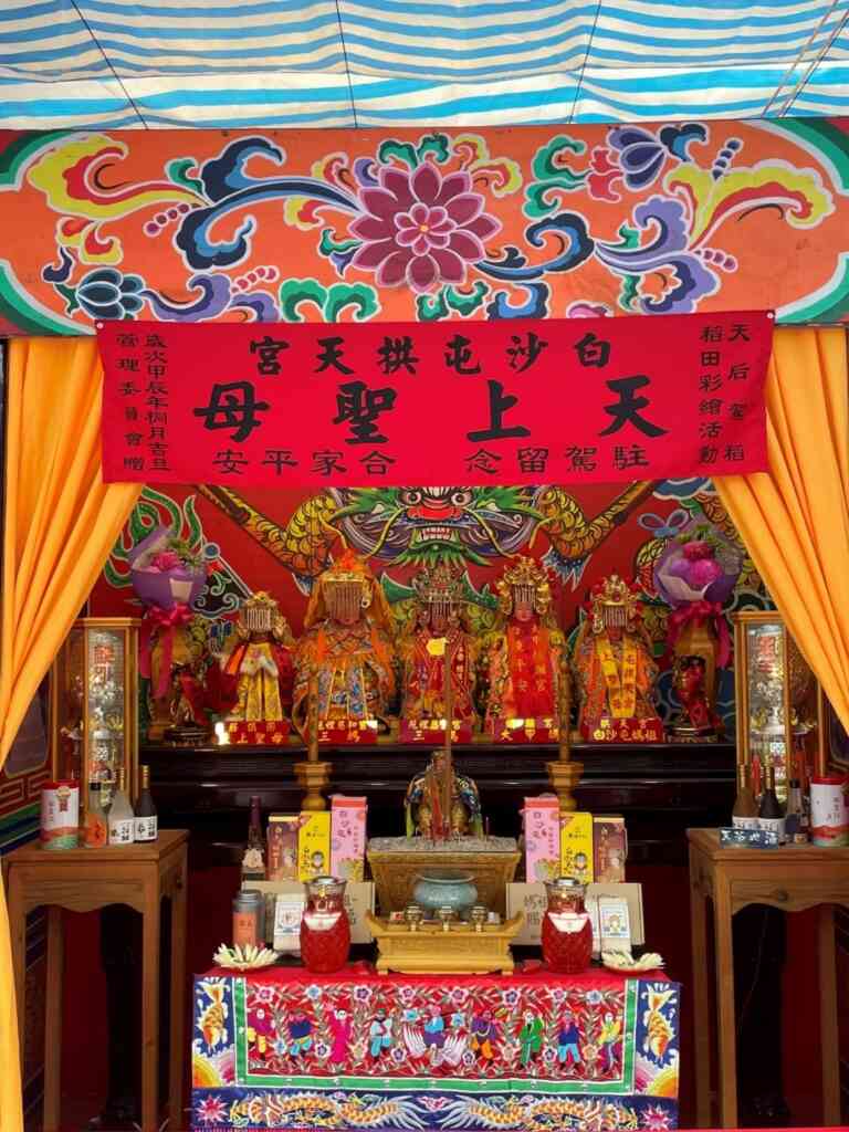▲五尊來自不同宮廟的媽祖神尊」一同駐駕愛情果園到5月12日。(農村水保署臺中分署提供)