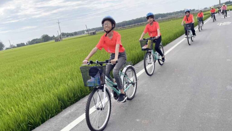 ▲土庫國小畢業生鐵騎環鄉之旅，騎在美麗的竹塘鄉間。（記者林明佑翻攝）