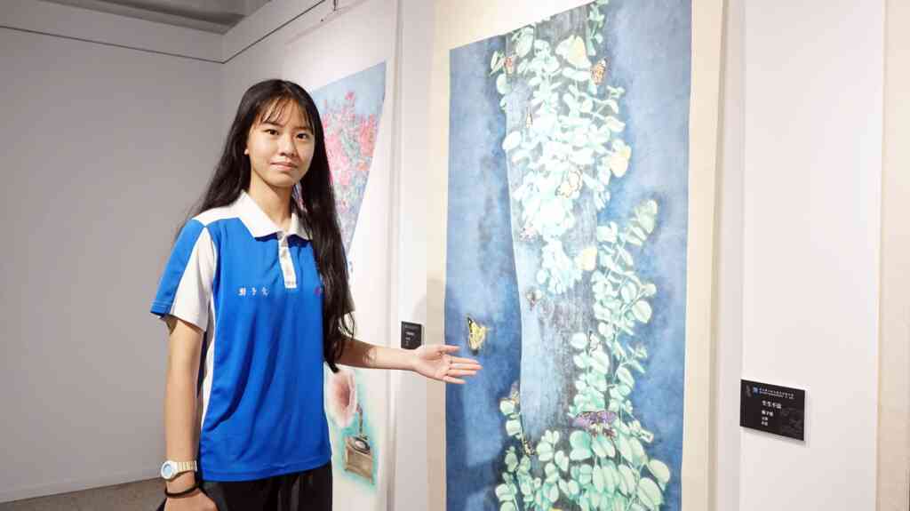 ▲彰化藝術高中同學鄭予愛表示，「生生不息」作品，創作靈感取自路旁的羊蹄甲，因為它順應樹幹生長的綠葉，使我聯想到生命的繁盛與滋長。（記者林明佑攝）