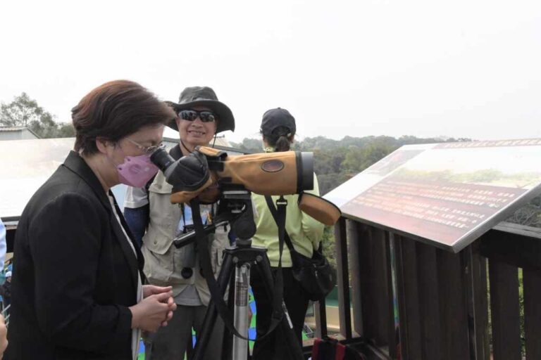 ▲2024鷹揚八卦賞鷹活動今天在芬園鄉文德國小登場，縣長王惠美表示近年的灰面鵟鷹過境數量從1萬多隻成長到3萬多隻，這是大家攜手保育的成果。（彰化縣政府提供）