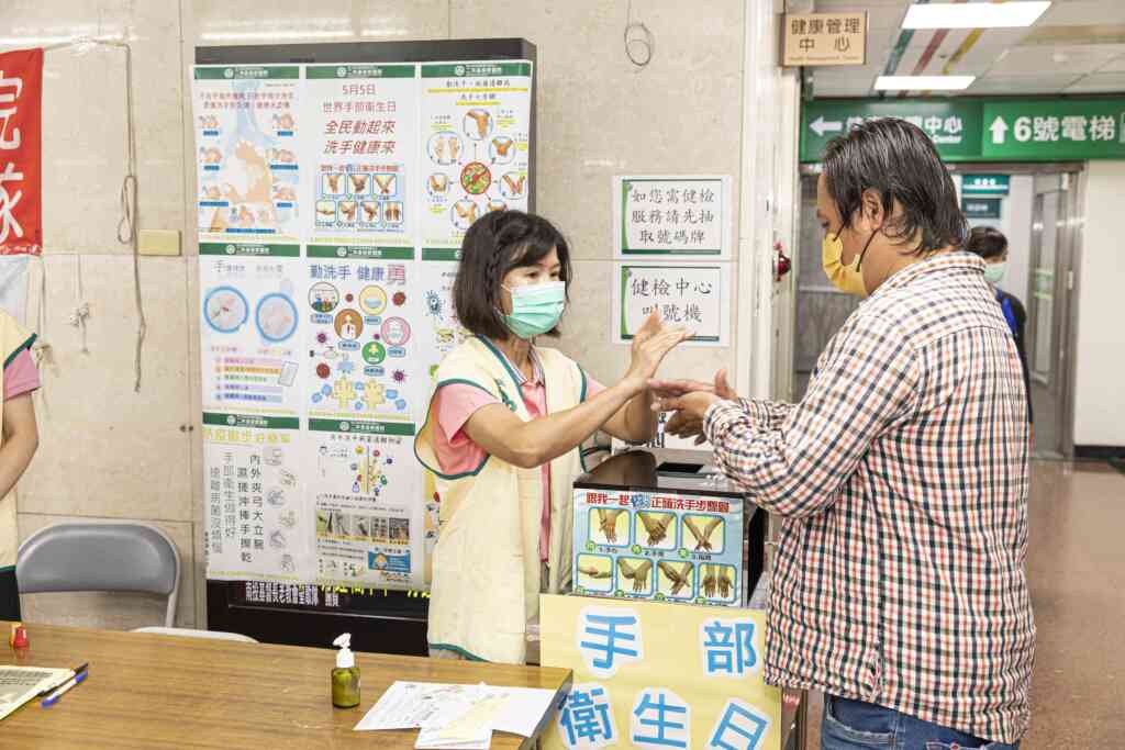 ▲二林基督教醫院舉辦洗手體驗箱活動,搭配螢光劑檢測,讓參與活動的民眾找出易忽略的洗手部位,並再加強洗手步驟教育。(二基醫院提供)