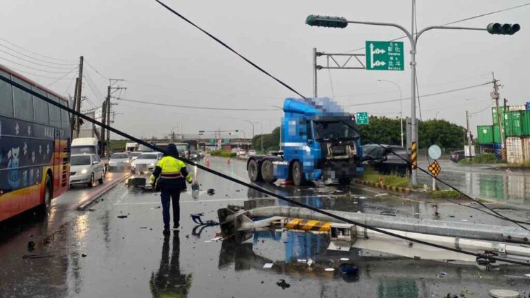 ▲陳姓民眾駕駛營業貨運曳引車疑似因雨天路面打滑撞上分隔島號誌燈，導致號誌燈倒塌，波及等待左轉的轎車駕駛頸部扭傷，送往衛生福利部彰化醫院急救。（民眾提供）