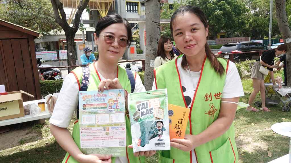 ▲預訂園遊券3張即可索取「苔嗑香酥海苔醬燒口味」乙包、5張可索取「玄羽皇家滴雞精」乙盒,數量有限索取完為止,早鳥預訂更可抽全聯禮券1萬元、氣炸鍋等各式家電。(記者林明佑攝)