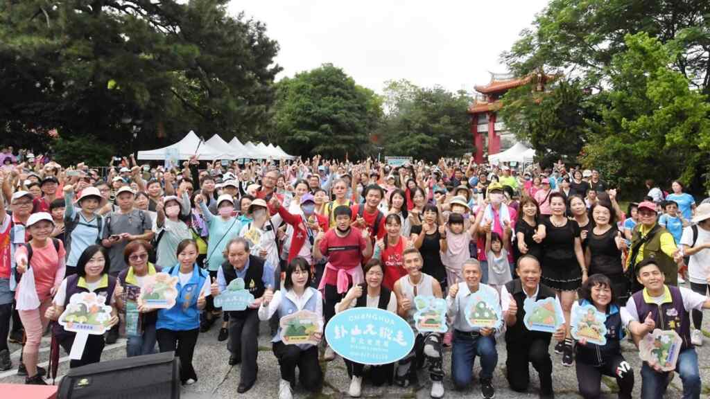 ▲今年的「卦山大縱走 彰化兜兜圈」第四場健行活動於今天清晨，在彰化縣社頭鄉清水岩寺廣場熱鬧展開。（記者林明佑翻攝）