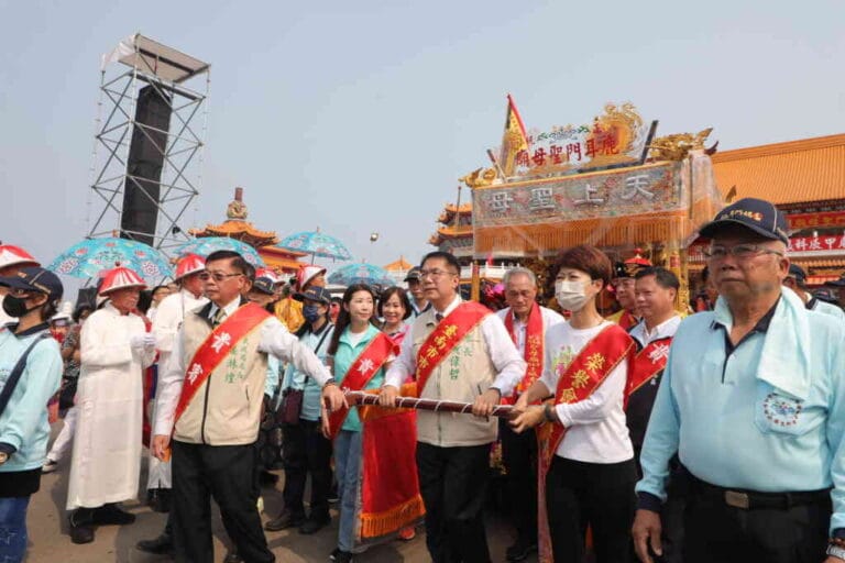 ▲臺南市長黃偉哲在正統鹿耳門聖母廟主任委員王增榮的陪同下，共同護送鹿耳門鎮殿大媽鑾轎出巡。（臺南市政府提供）