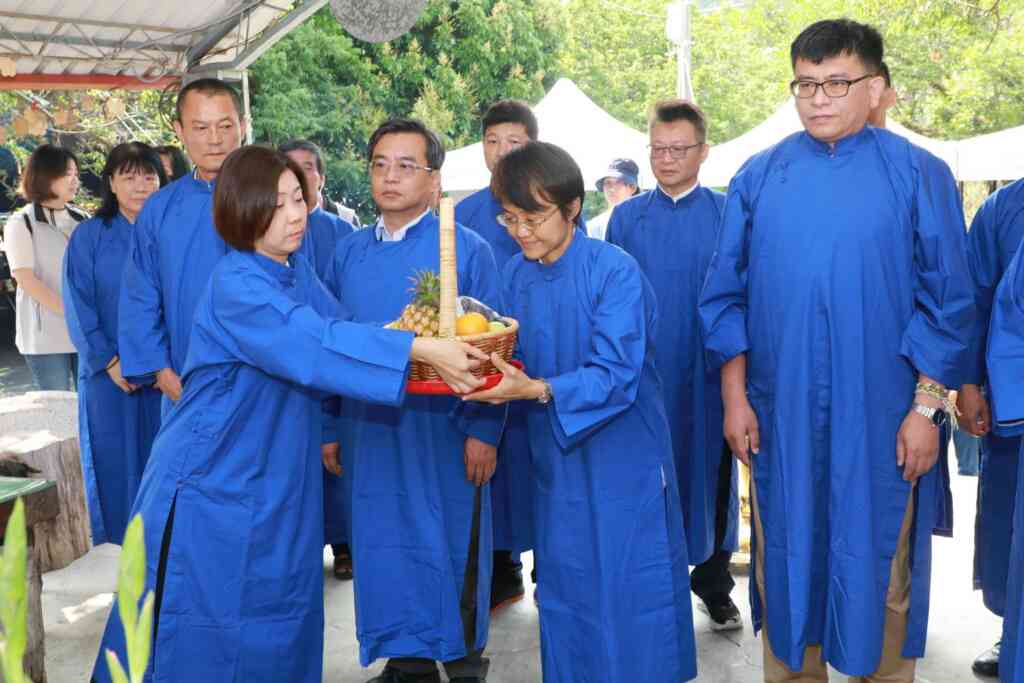 ▲「臺南市2024桐花祭」活動開始前先感謝就近的伯公庇佑在地人民平安。(台南市政府提供)