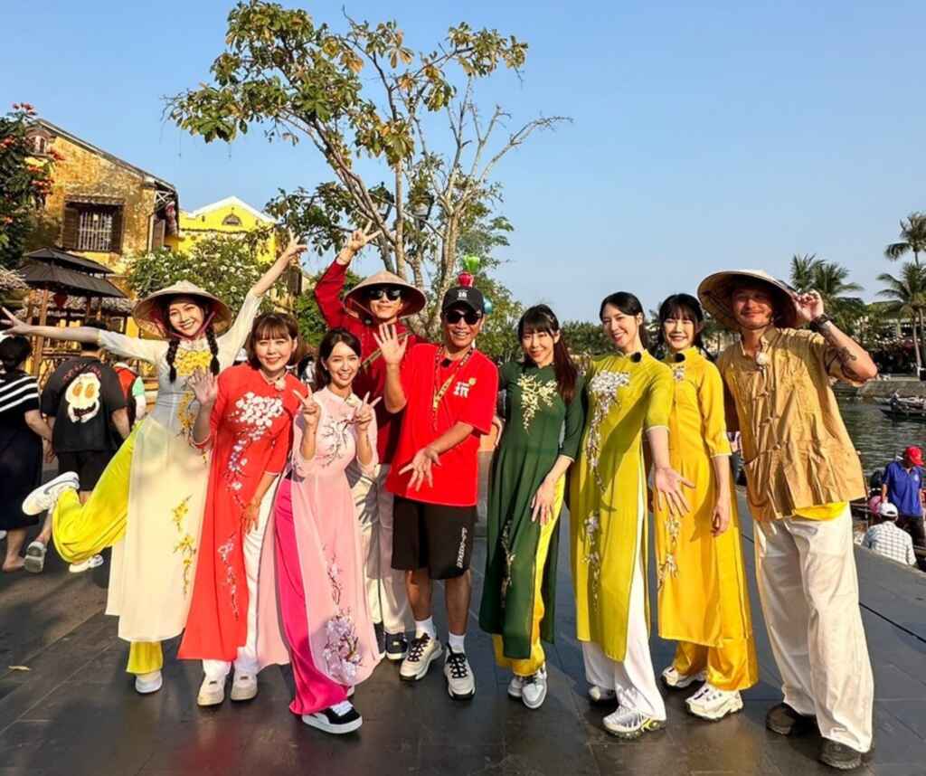 ▲《綜藝玩很大》來到有東方夏威夷之稱的越南峴港出外景。左起林芷芸、畇二、張雅涵、坤達、憲哥、梓梓、宋宋、吳心緹、KID同台競賽闖關。（好看娛樂提供）