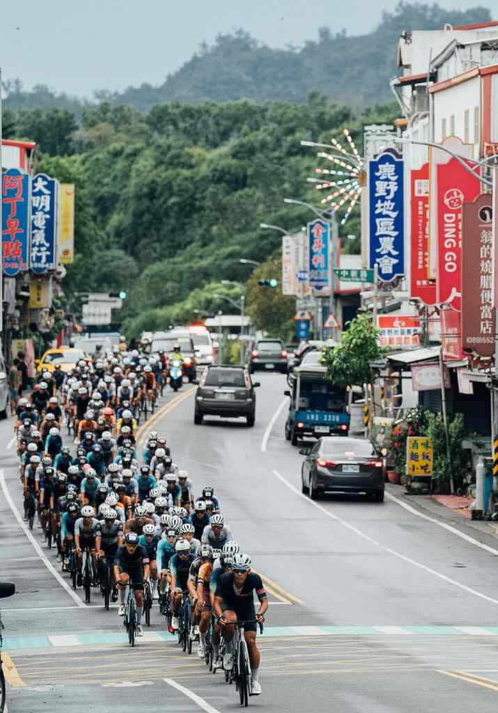 環花東自行車賽今晨從台東瑞穗出發，穿越鹿野奔向花蓮，花東地區氣候涼爽，沒有遭到暴雨攻擊，所以賽事順暢。 (互傳媒記者魏冠中花蓮傳真)