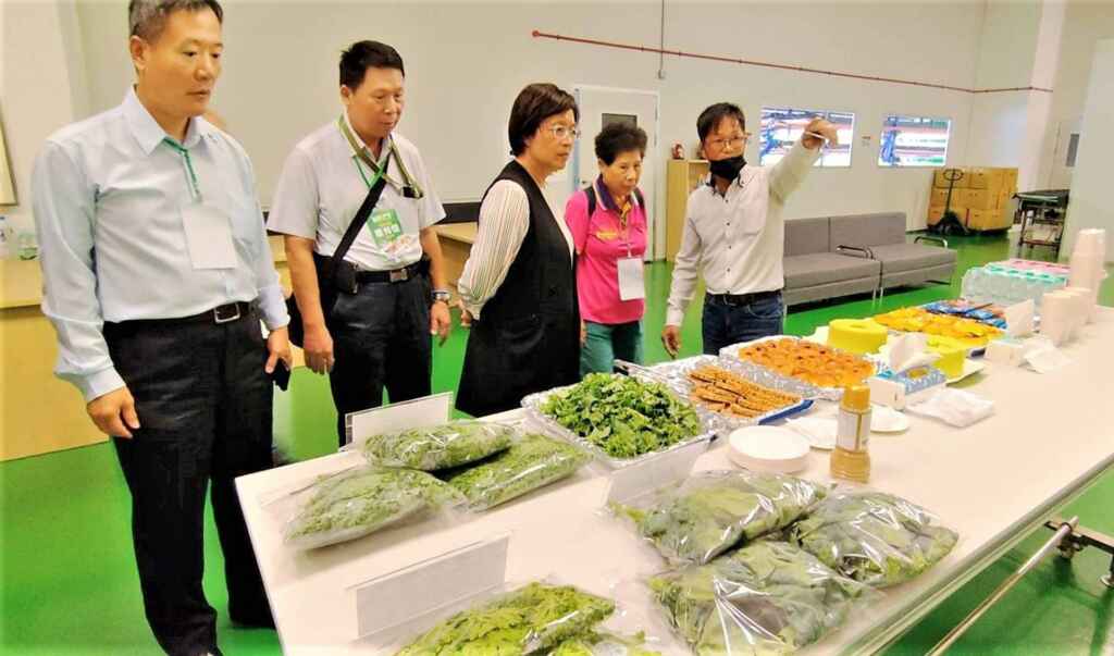 ▲彰化縣長王惠美率團參訪新加坡元通綠能植物工廠,獲得新加坡政府肯定並擁有全球多項認證,其技術有助於解決糧食危機,也期盼「彰化之光」返鄉投資。(彰化縣政府提供)