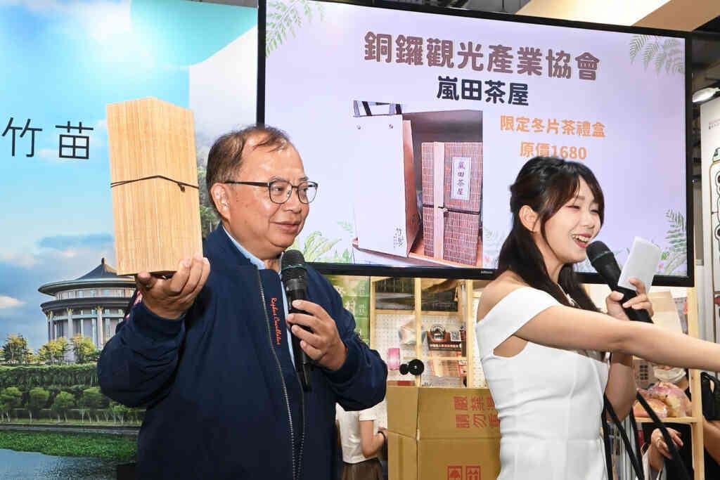 ▲交通部觀光署參山國家風景區管理處長曹忠猷表示，今年端出各項優惠好康，民眾只要到參山處攤位不限金額消費就有機會抽到最大獎台灣觀巴行程。（記者張玉泰攝）