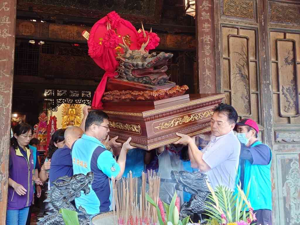▲「迎龍王出殿」儀式,象徵一年一度的慶端午活動即將開始。(彰化縣文化局提供)