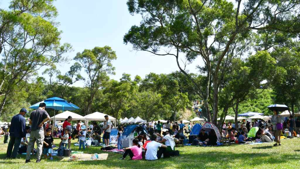 ▲在香山步道東方公園寬闊草坪樹蔭底下來個悠閒的野餐趴。（記者林明佑翻攝）