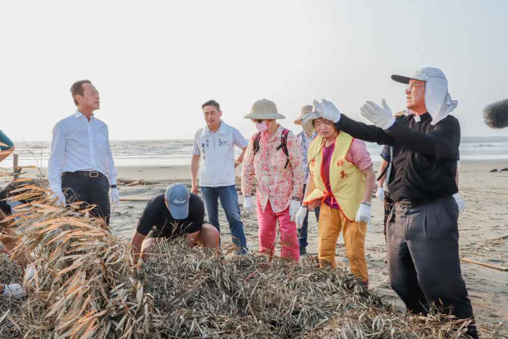 牧師黃智鴻長期帶領教會位志工與地方民眾合作，每年10月進行定沙作業，在海邊將枯枝立起形成圍籬，隨後種植馬鞍藤達定沙效果。