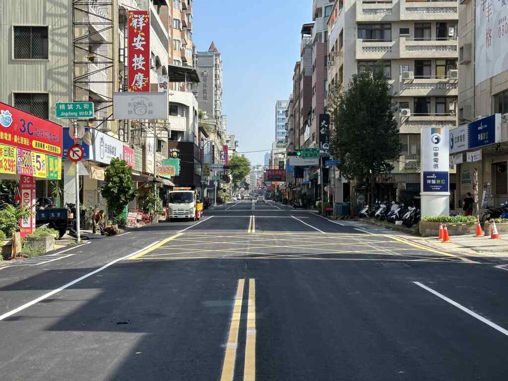 ▲建設局近日順利完成精誠路（公益路至精誠四街）的燙平工程，提升道路平整度。（記者廖妙茜翻攝）