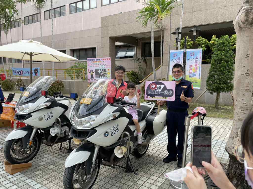 ▲彰化警分局現場展示哈雷警用機車，吸引許多大小朋友合影留念。（記者林明佑翻攝）