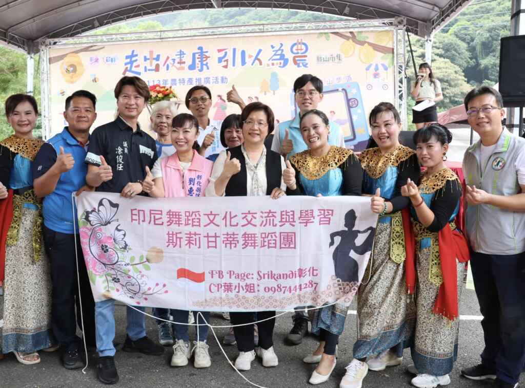 ▲彰化縣長王惠美等人與表演團體合影。(記者林明佑翻攝)